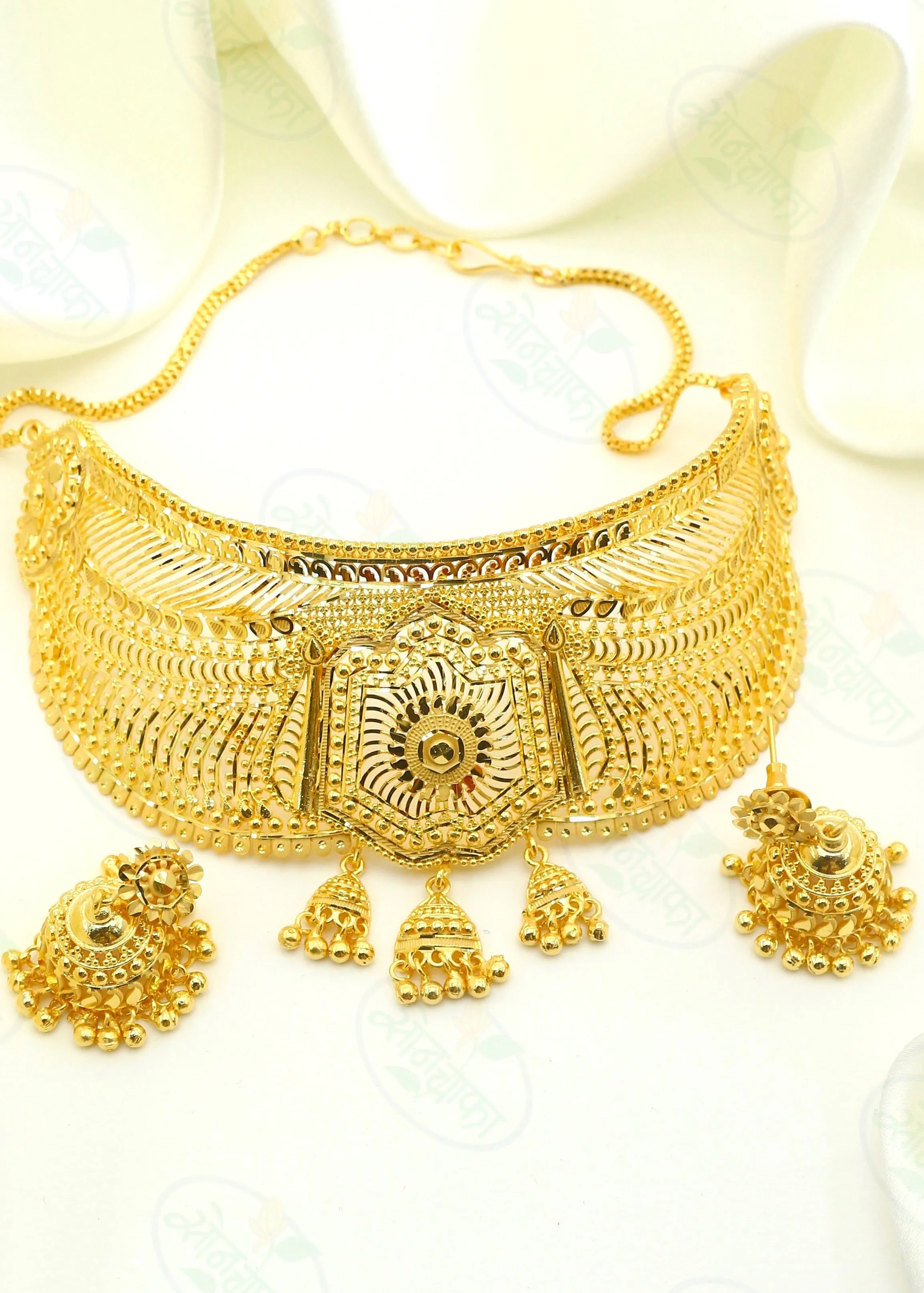 ALLURING GOLD PLATED CHOKER