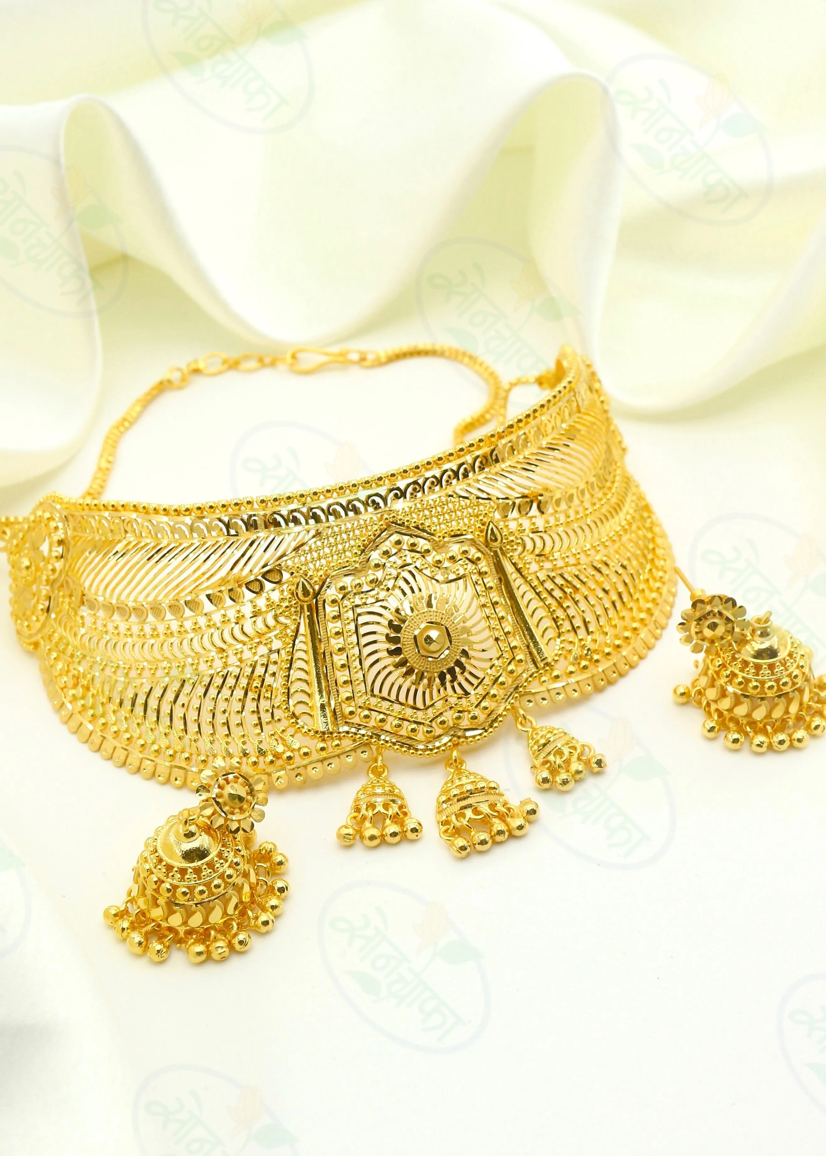 ALLURING GOLD PLATED CHOKER