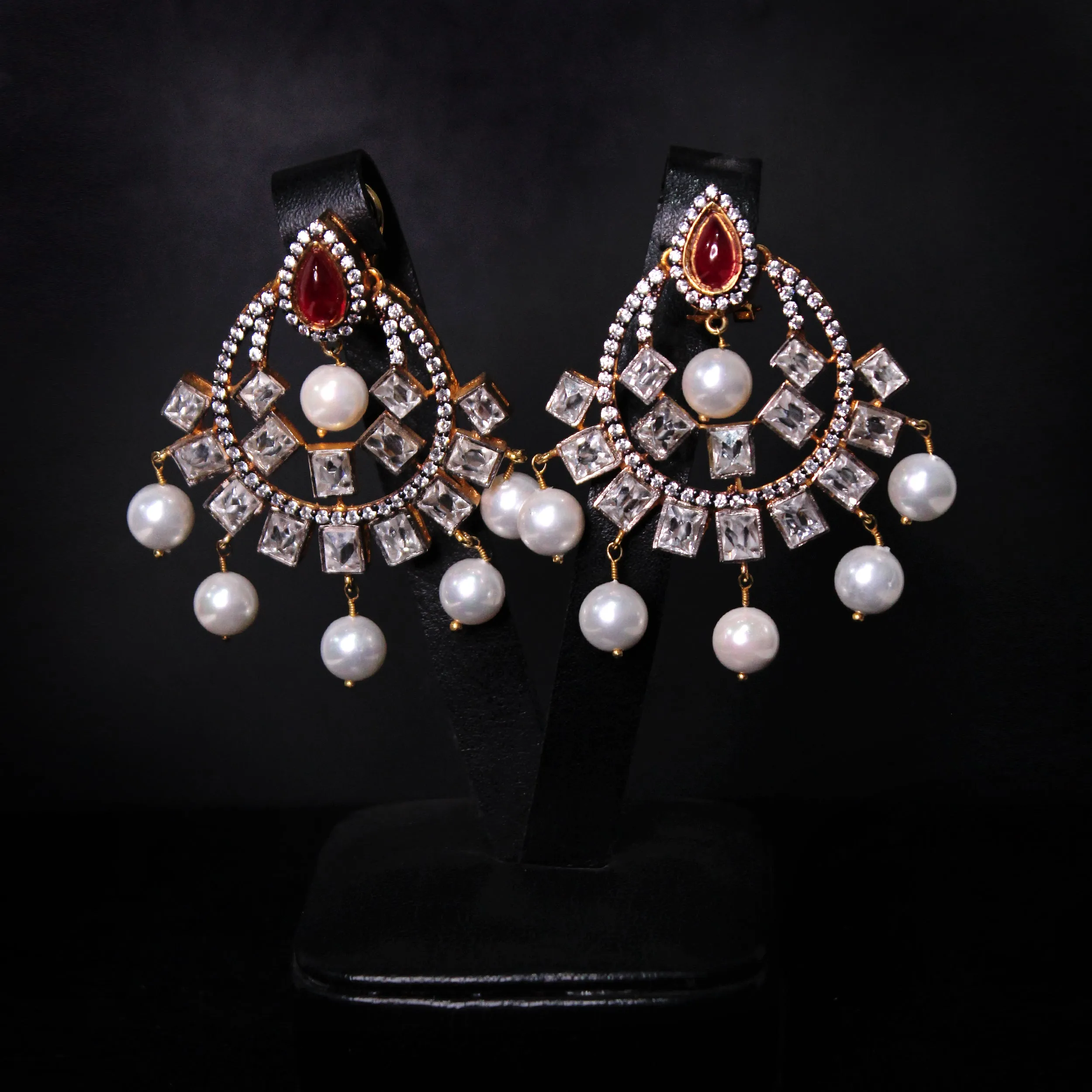 Earrings in Chetum and Pearls