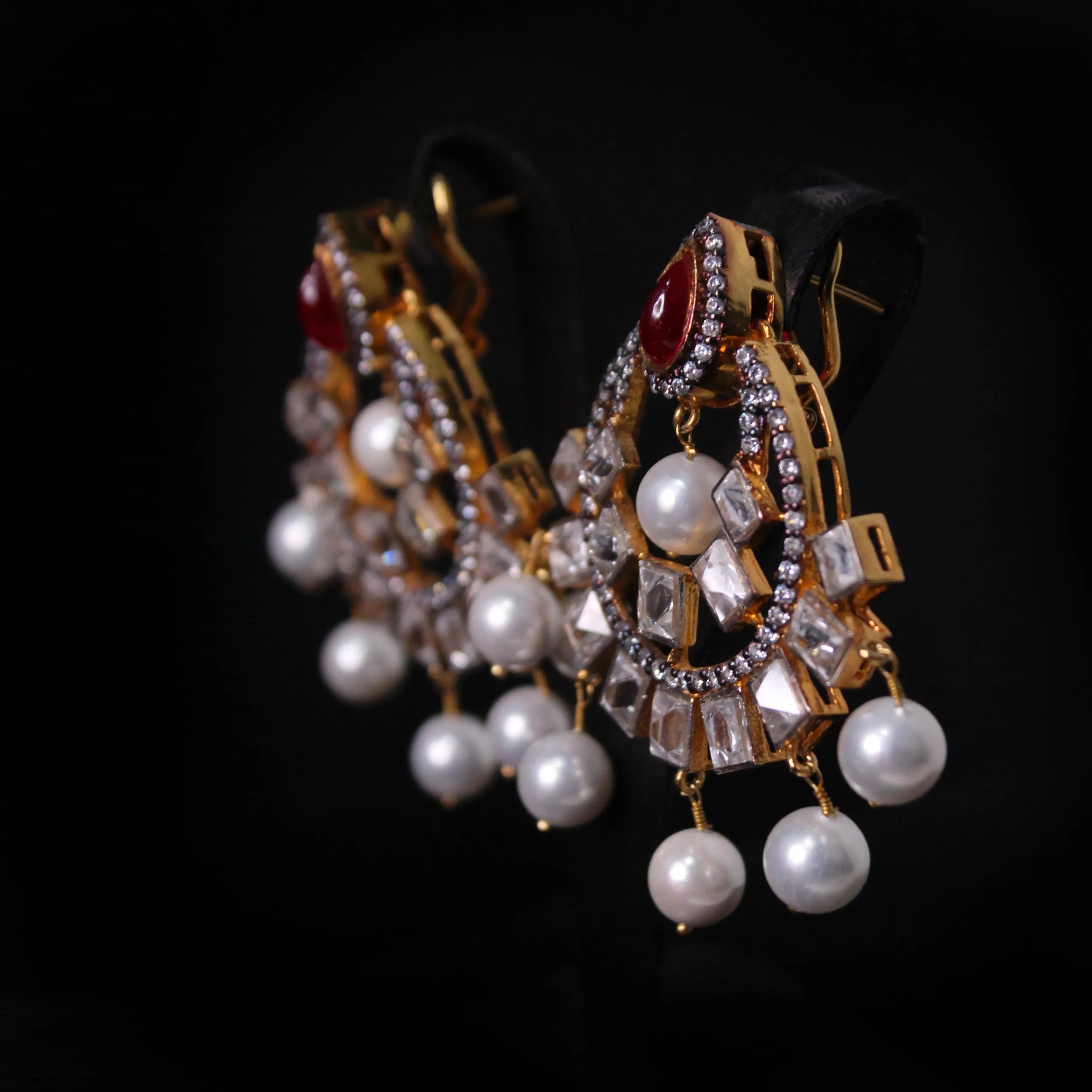 Earrings in Chetum and Pearls