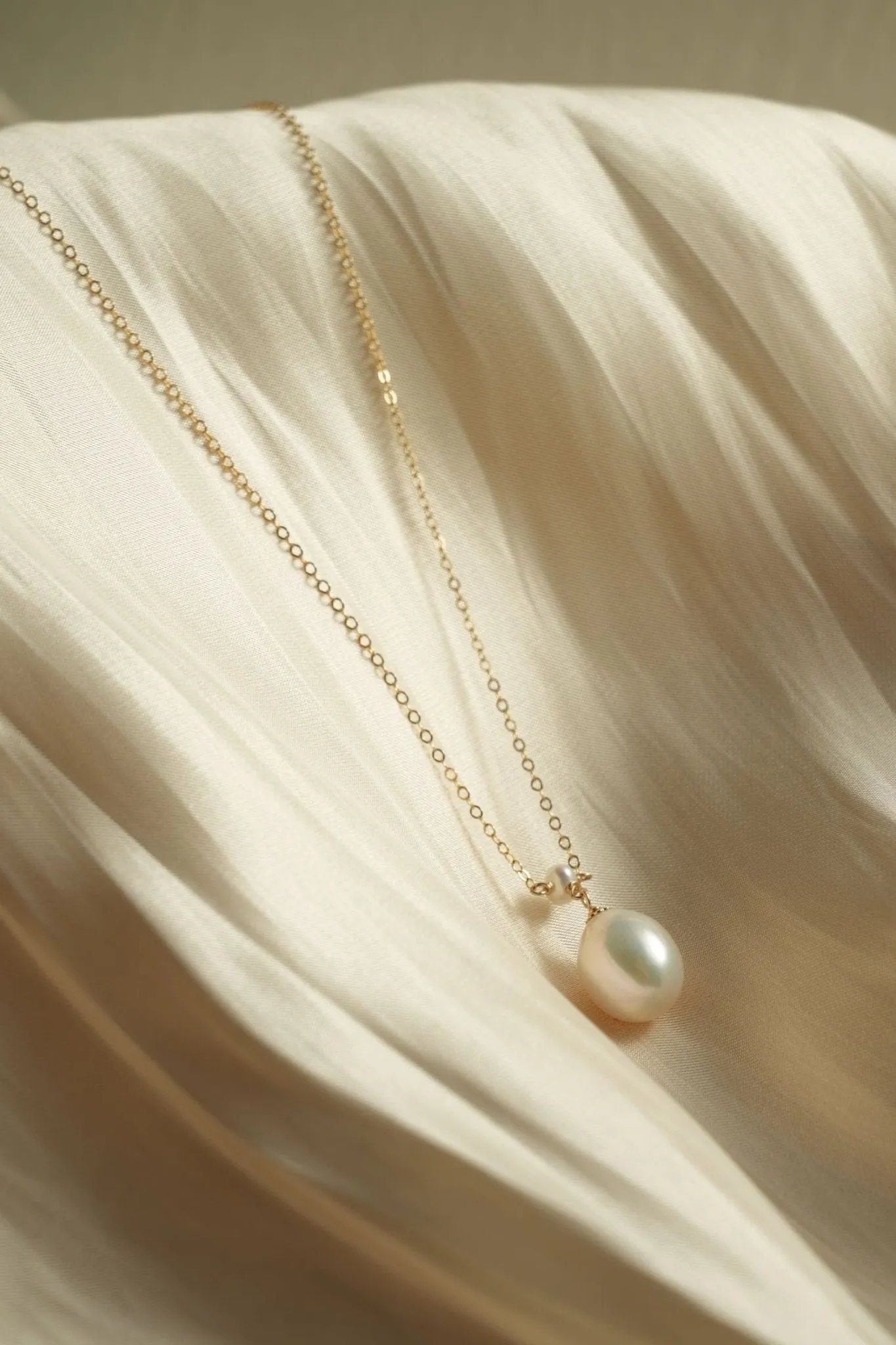 Embellished Series Plump Droplet Pearl Pendant Necklace